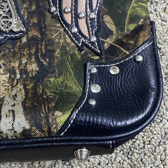 Cowgirl Trendy Camouflage Crossbody Bag with Embellished Cross 3 L Compartments - Picture 4 of 12